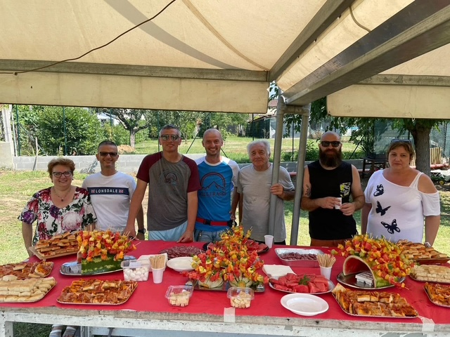 Milleraggi che organizza il rinfresco alla Festa di San Bernardo